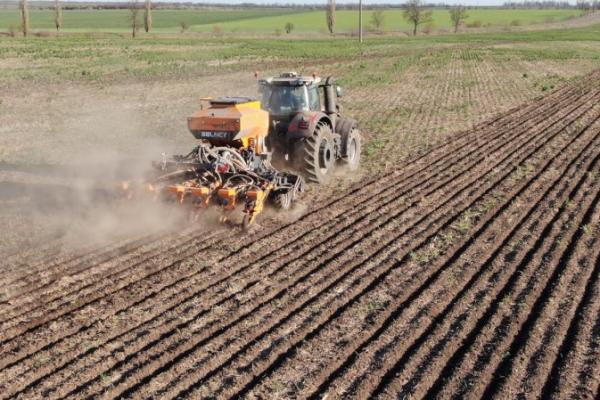 Техніка на полі «Торгового Дому «Агромир»