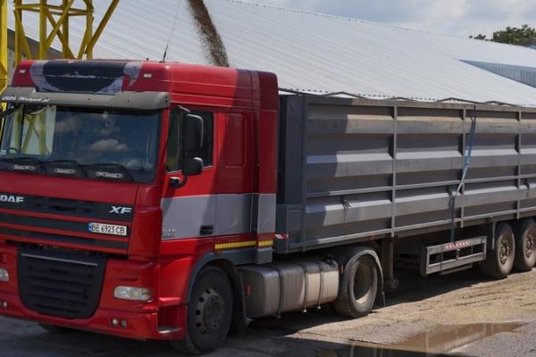 Поляки продовжують блокувати 3 пункт пропуску з Україною