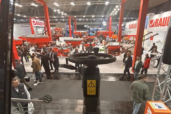 На Agritechnica 2025 представлять системи, що самі керують комбайнами та тракторами