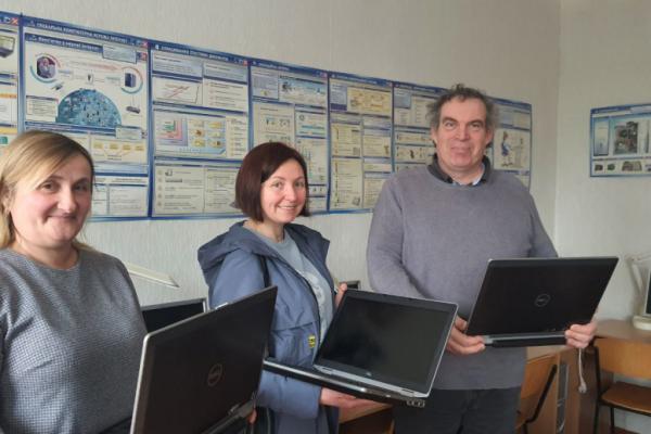 Фермер з Бельгії замінив українським школярам 25-річні комп'ютери на нові ноутбуки