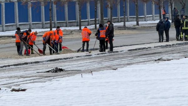 У Дніпрі через удар РФ 300 тонн олії розлилися на проїжджу частину