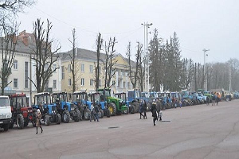 Аграрії Хмельниччини вивели техніку на протест проти рейдерства
