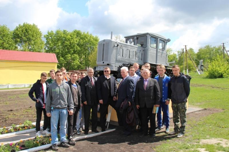 Уособленням пам’ятника трудівникам землі став трактор Т-74 виробництва ХТЗ