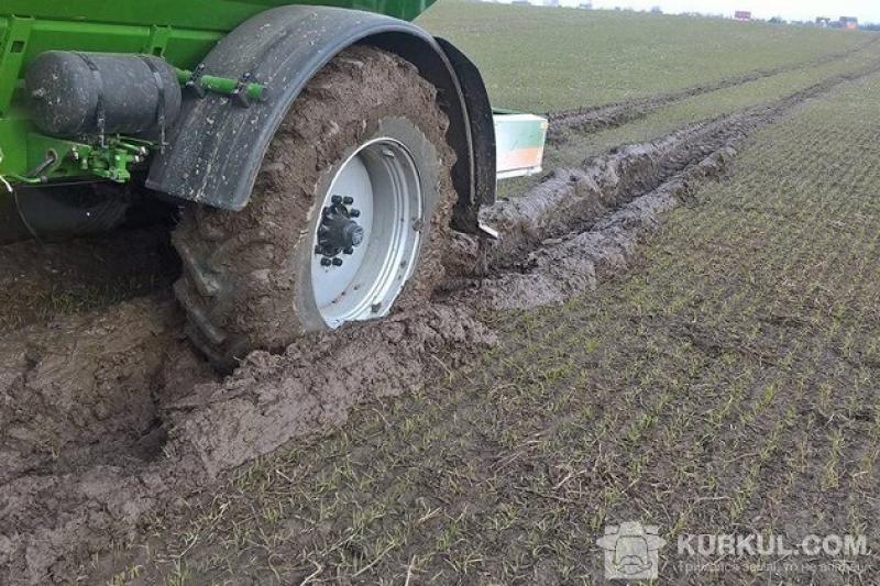 Через сильні зливи фермери поки не можуть вивести техніку на поля