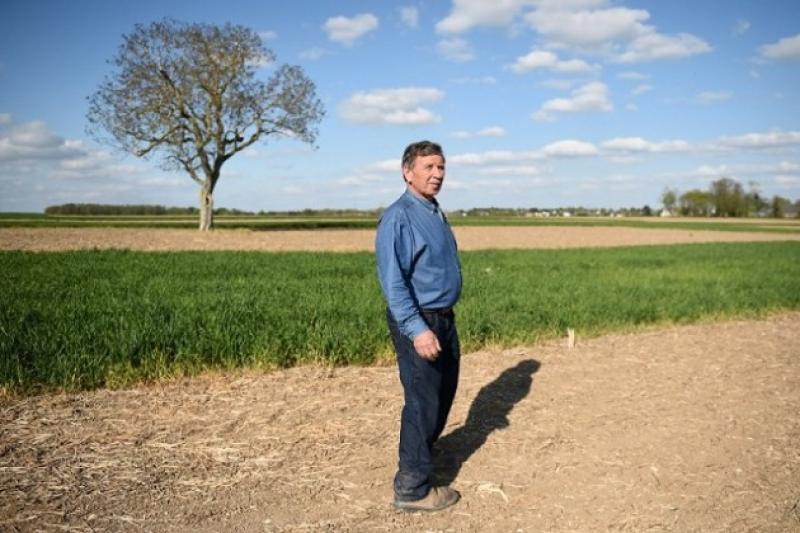 На полі французьго фермера видніється надпис-прохання про допомогу