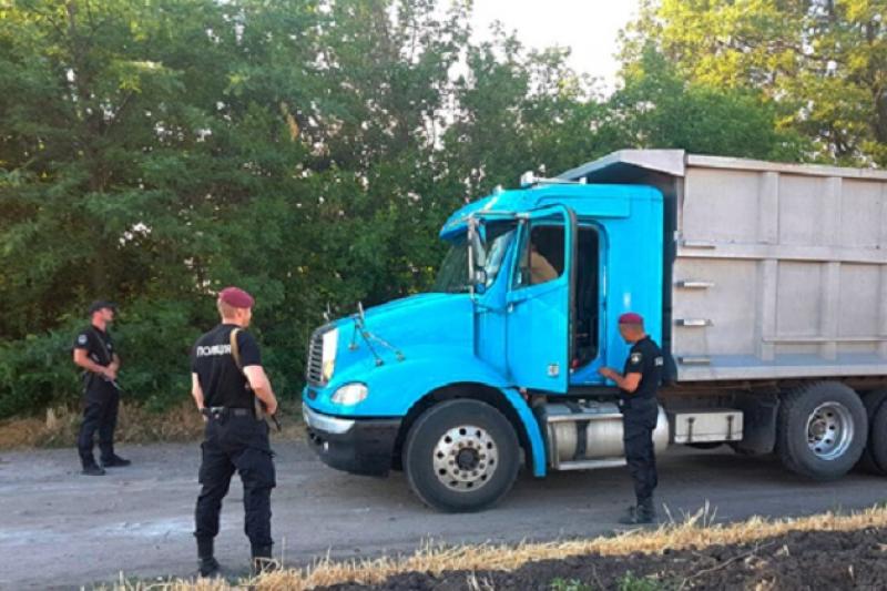 Правоохоронці перевіряють вантажівку