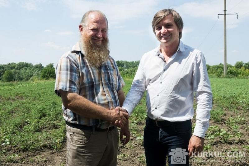 Фермер і виконавчий директор агрохолдингу тиснуть один одному руки