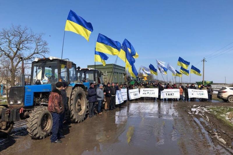 Збурені аграії заблокували дороги в Київській, Кіровоградській та Харківській областях