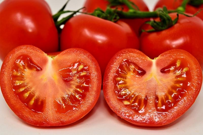 Тепличні комбінати почали збувати перші томати