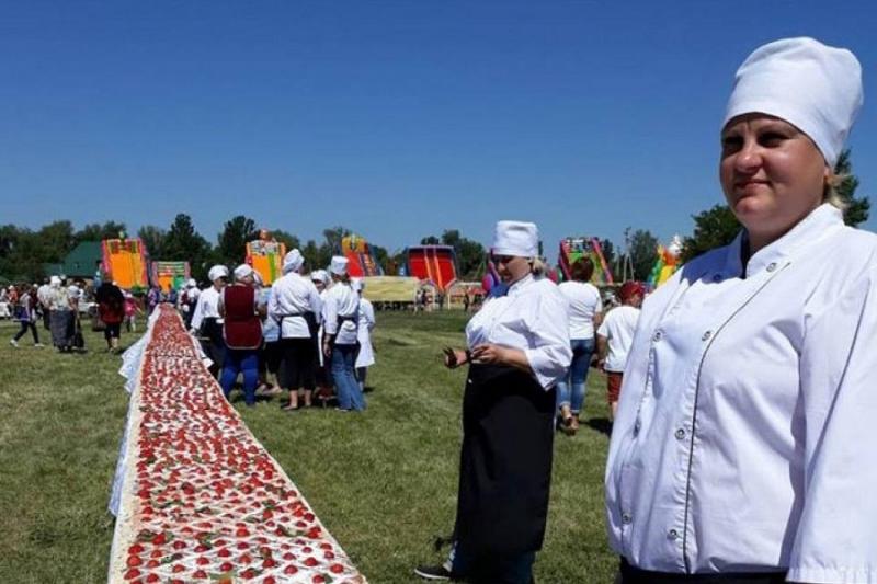 Сумський найбільший полуничний пиріг України