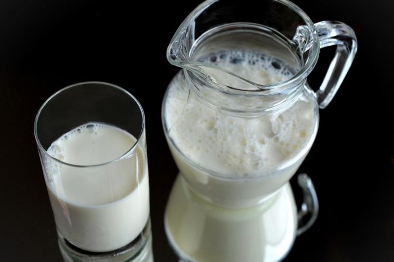 Переробні підприємства скоротили закупівлю молока у населення на 10%