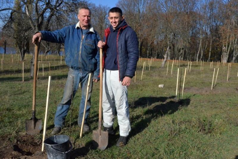 Власник СТО Олександр Ситник закладує фруктовий сад для громади