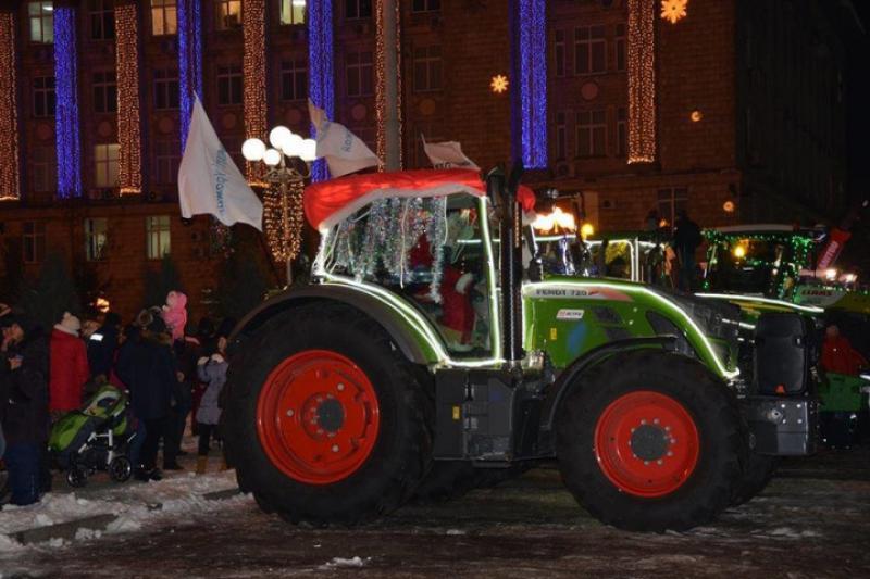 У Черкасах відбувся перший в Україні парад ілюмінованих тракторів