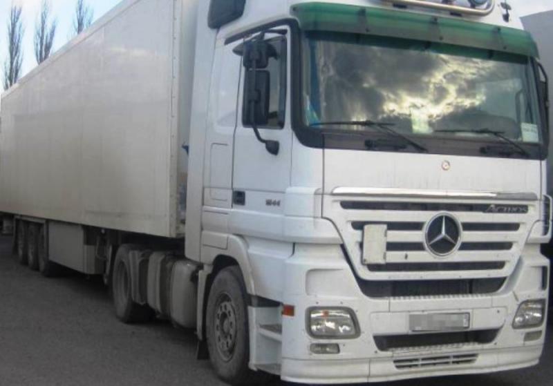 На вантажівках з фальшивими номерами намагались ввезти в Україну овочі