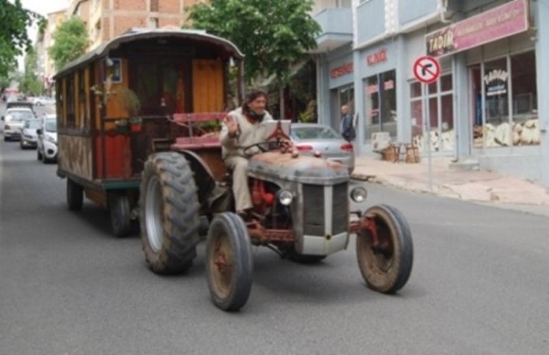 Француз вирушив в подорож до Індії на тракторі