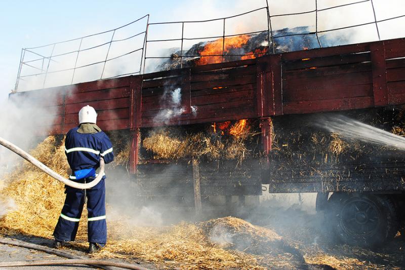 За два дні на Миколаївщині загорілися вантажівки з сіном та зерном