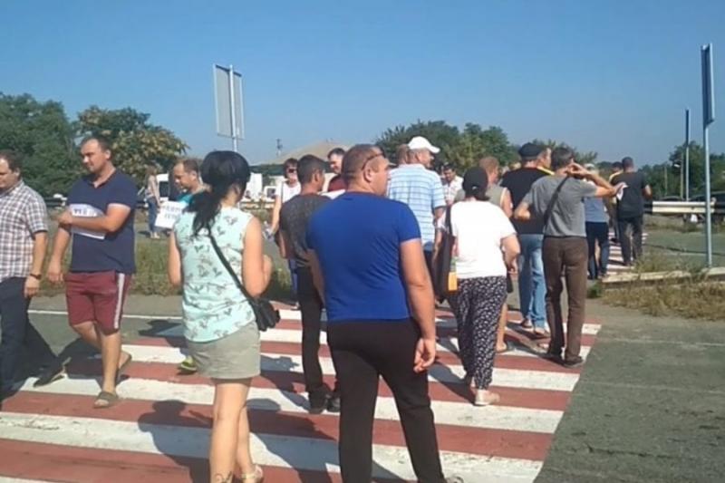 Фермери Дніпропетровщини перекрили трасу на Київ та вимагають захисту від рейдерів