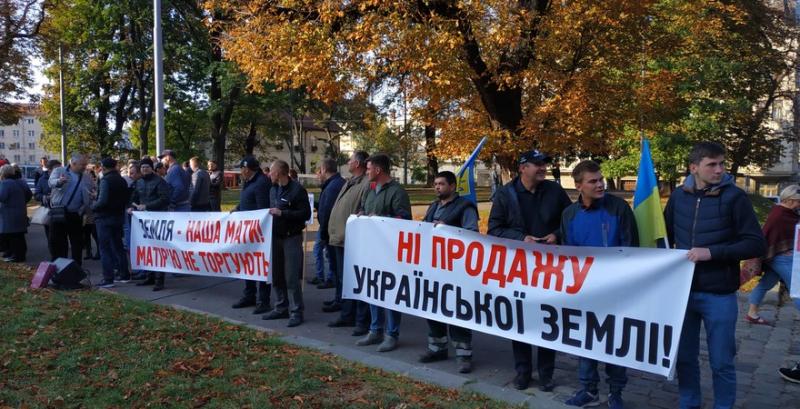 У центрі Львова фермери влаштували мітинг проти запуску ринку землі
