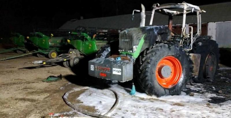Вночі на Франківщині у фермера згоріли два трактори й причіп