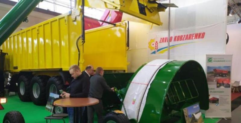 Завод Кобзаренка представив техніку для транспортування та зберігання зерна