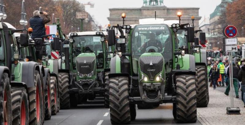 Тисячі німецьких фермерів на тракторах влаштували протест в Берліні