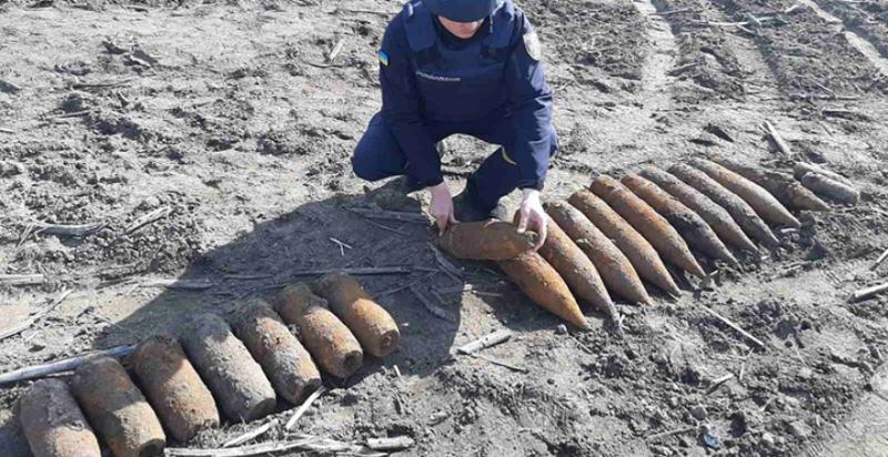 Фермер з Хмельниччини розкопав у полі 26 артилерійських снарядів