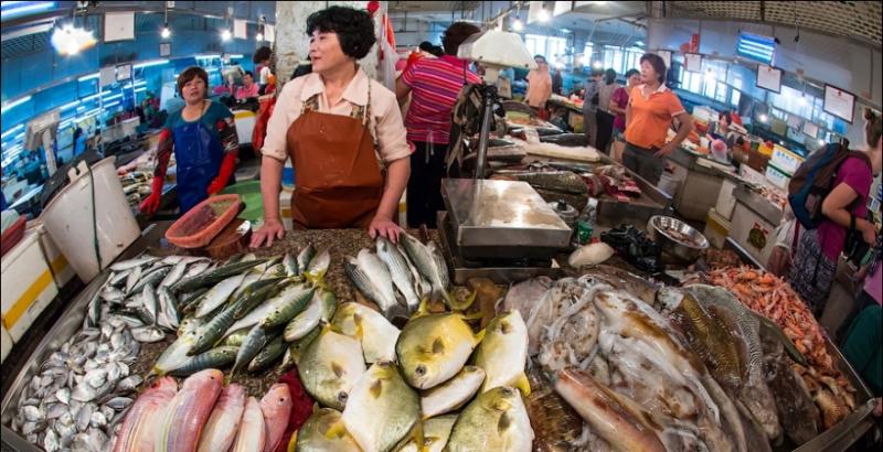 Новий спалах COVID-19 у Китаї пов’язують із роботою м'ясного і рибного ринку