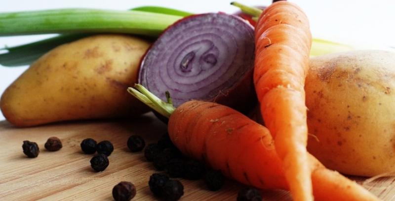 В Україні знижуються ціни на моркву та цибулю