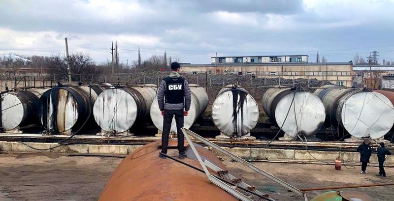 На підпільному мінізаводі Кіровоградщини вилучено 200 т фальсифікованого пального