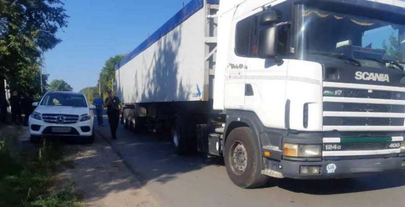 На Київщині розслідують незаконне вивезення зерна із сільгосппідприємства
