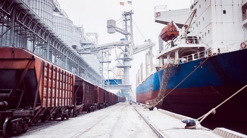 Завантаження балкера зерном в українському порту