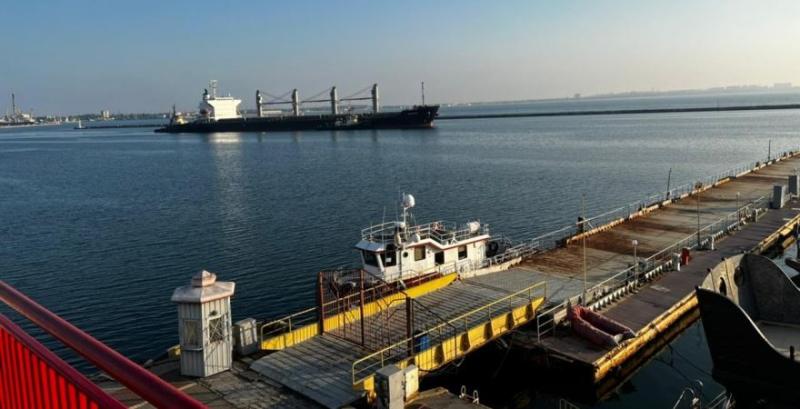 З портів Одеси вийшов перший караван з українським збіжжям