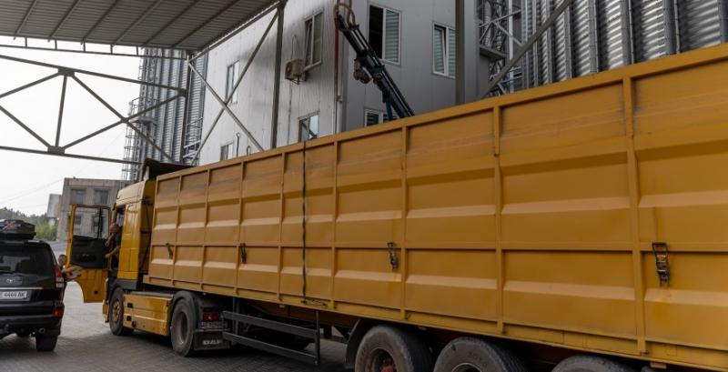 Польські митники повертають в Україну вантажівки із зерном