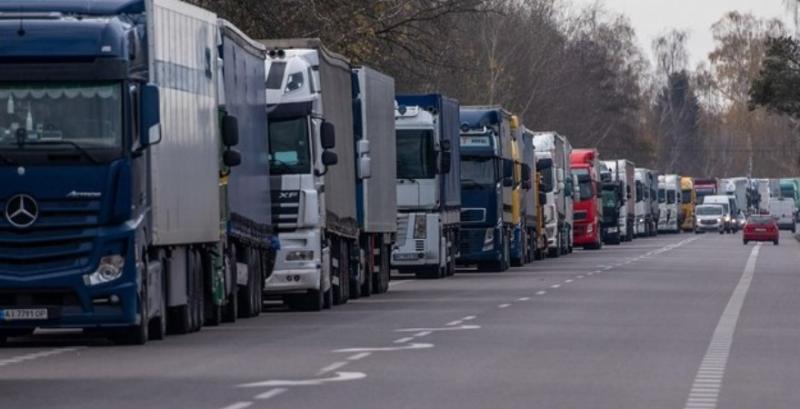 Черга вантажівок на під'їзді до кордону з Україною в Дорогуську