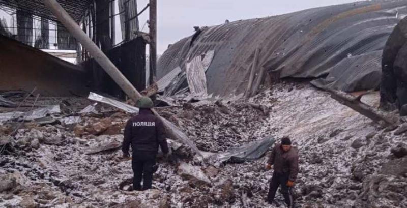 На Харківщині росіяни скинули авіабомби на агропідприємство: зруйновано зерносховище 