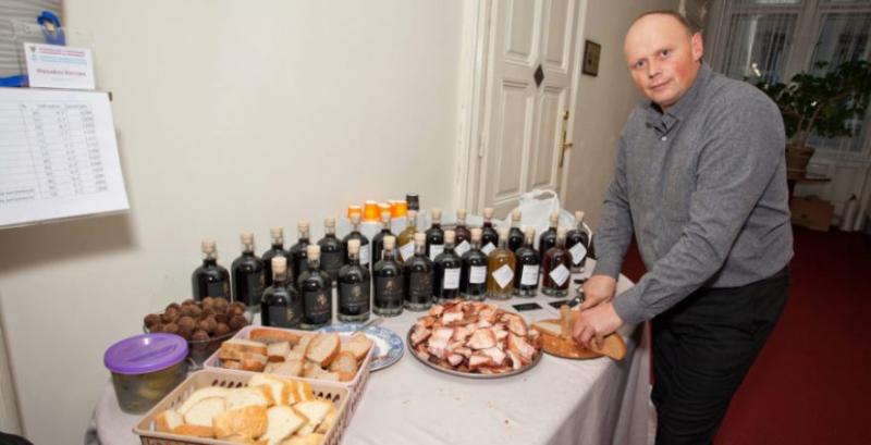 Крафтяр зі Львівщини виготовляє ферментований чай з горіхового листя