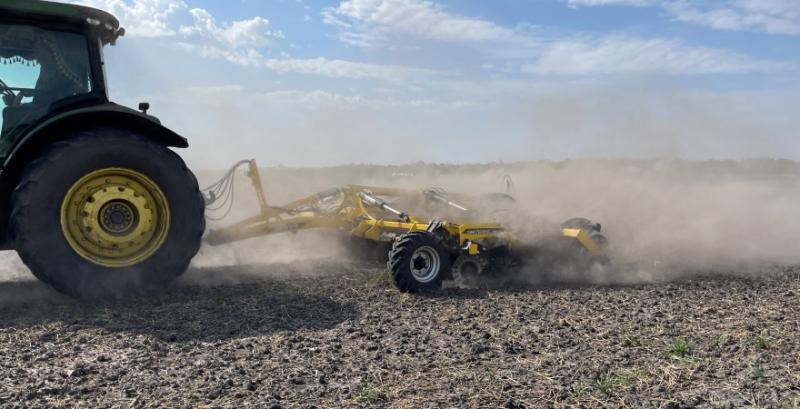 Господарство з Одещини для збереження вологи використовує високопродуктивні агрегати