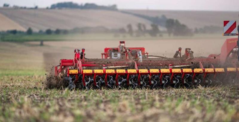 У Väderstad розповіли про переваги культиватора Carrier 925 з трирядною системою дисків