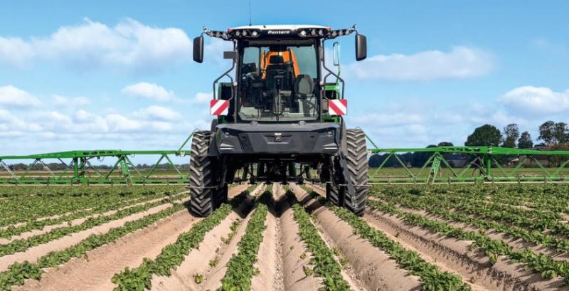 Самохідний обприскувач Pantera 7004