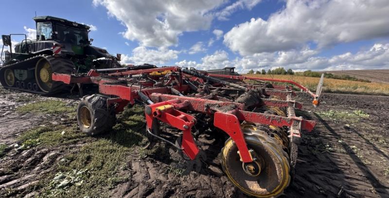 Трактор John Deere з культиватором Väderstad Opus на полі Трактор John Deere з культиватором Väderstad Opus на полі