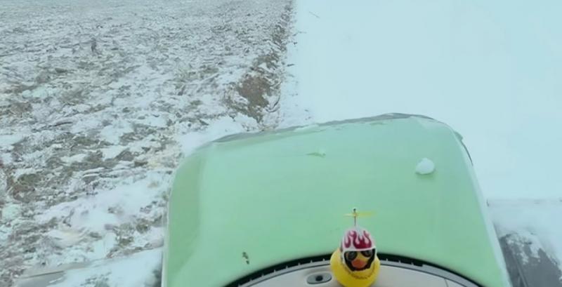 Фермер з Хмельниччини експериментує із зимовою оранкою