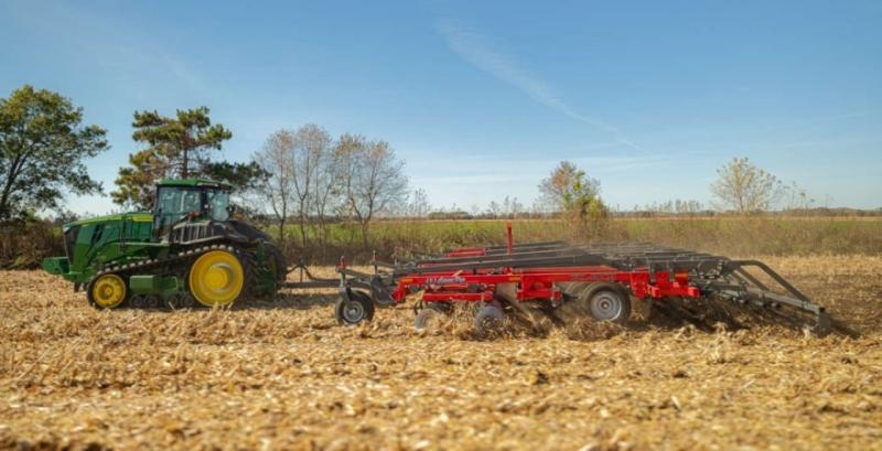 Комбінований агрегат для інтенсивного обробітку ґрунту Wil-Rich 483 Chisel Pro з трактором John Deere