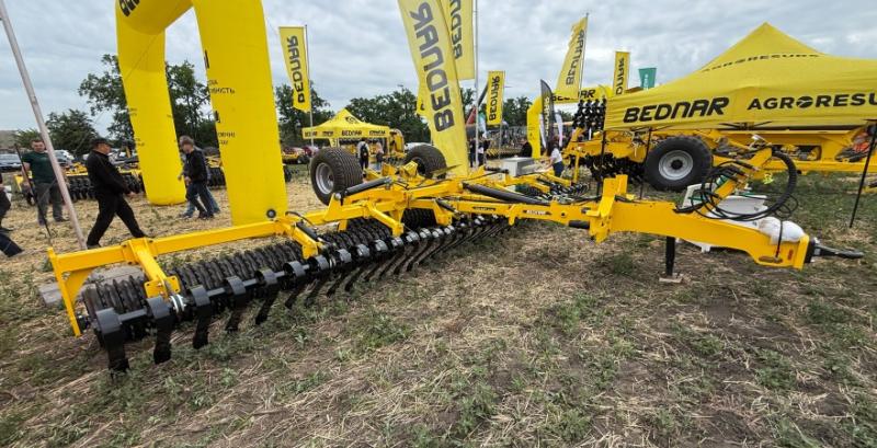 BEDNAR презентував новий агрегат для вирівнювання ґрунту і зворотного ущільнення