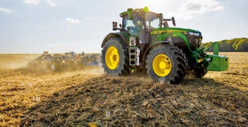 Оновлений трактор John Deere 6R