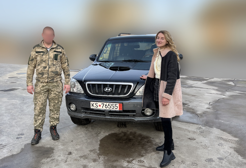 Юлія Кротач передає автомобіль військовим