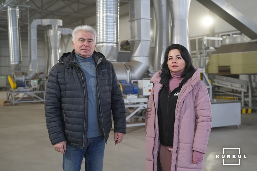 Юрий Марчук и Ирина Кошкина в завода за преработка на коноп