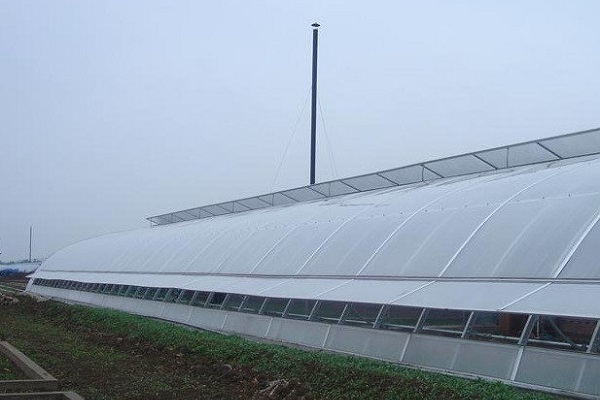 Теплиця з сонячною електростанцією на даху